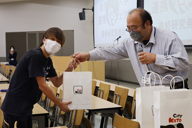 参加学生には、加東市より伝の助うどんが参加賞として贈呈されました