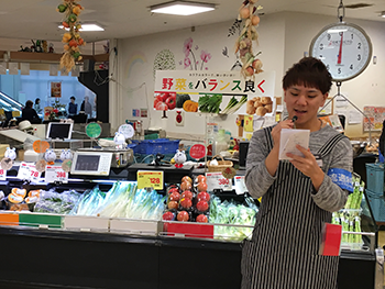 2017年度上田ゼミ 社会共創プログラム 野菜の栄養について紹介する学生