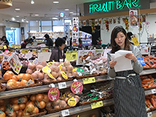 2017年度上田ゼミ　社会共創プログラム　野菜の栄養について紹介する学生
