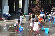 水かけ祭り　お子さまが大はしゃぎ