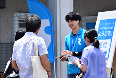 学生スタッフがご案内