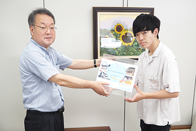 学生代表　深津さんと神戸新聞厚生事業団　武田専務理事