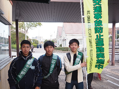 年末の交通事故防止運動に体育会の学生が参加のサムネイル