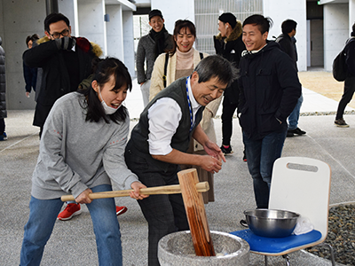 国際交流施設学生寮　新春餅つき大会のサムネイル