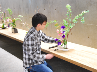 花の向きを整える学生