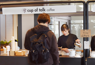 学生が運営する学内カフェ「cup of talk coffee」がプレオープンのサムネイル