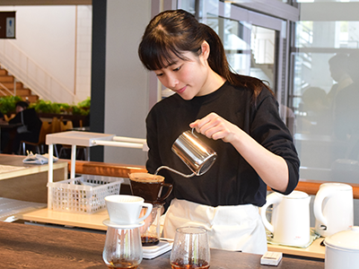 学生が起業してカフェをオープン