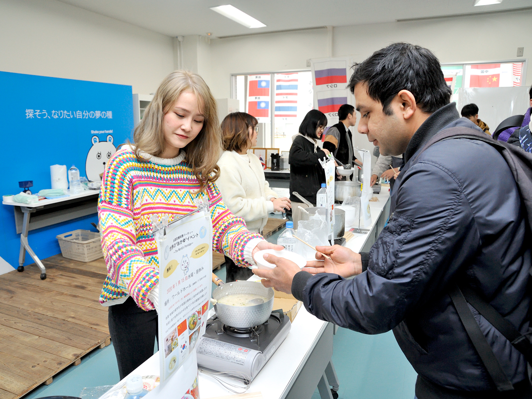 留学生がおかゆを振舞う