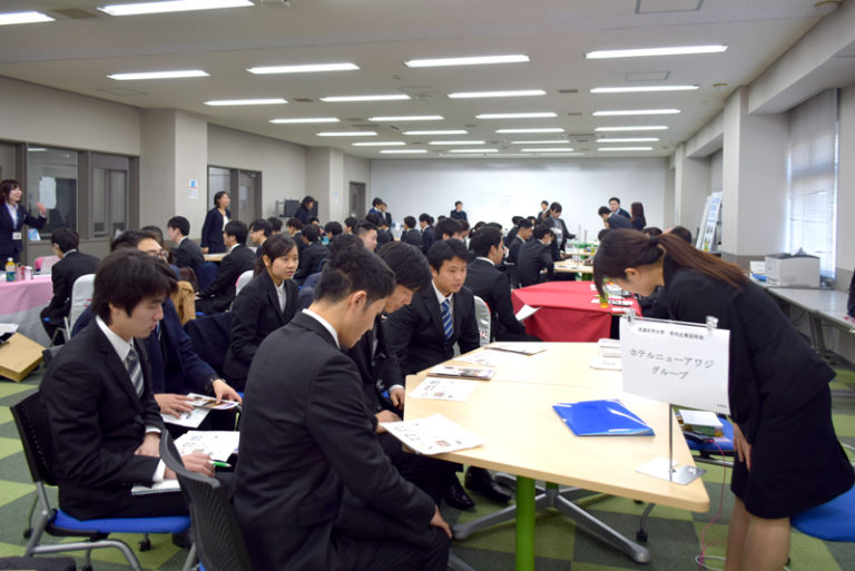 就活モードへスイッチオン！ 一足先に『学内企業説明会』で情報収集のサムネイル