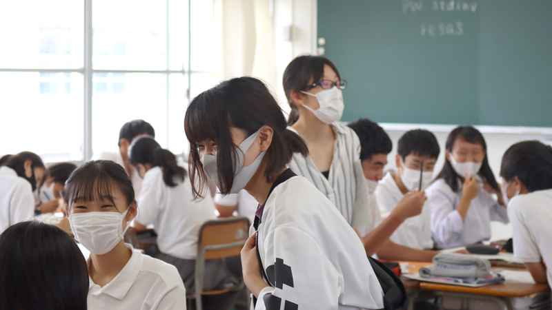 流通科学大学 川合ゼミ生が高校生の授業をサポート