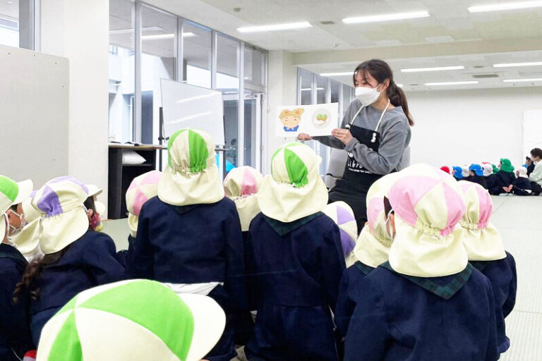 Libro、絵本の読み聞かせを行っている学園幼稚園の園児を学内イベントに招待！のサムネイル