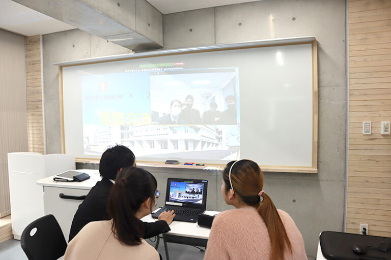 本学留学生と神戸村野工業高等学校の高校生たちが、オンラインで国際交流！のサムネイル