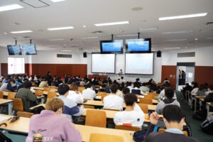 自動車・バイク・自転車通学の学生を対象に『通学許可説明会』を実施