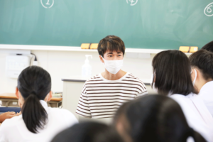 今年度も実施！川合ゼミの学生たちが大学での学びを生かして高校生の授業をサポート