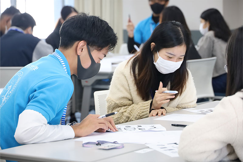 大学体験会・説明を聞く女性