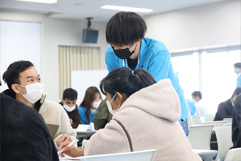 大学体験会・二人に説明をする男性