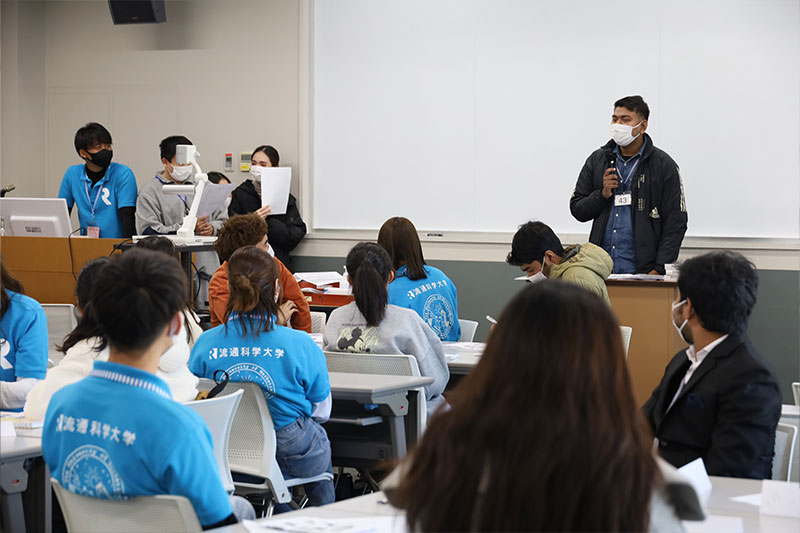 大学体験会・説明をする男性