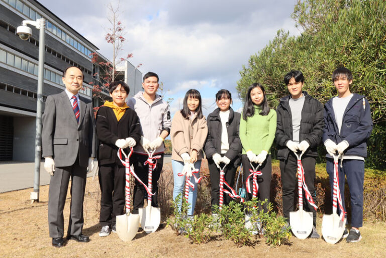 イオンスカラシップ奨学生が、事務局より寄贈された苗木を植樹のサムネイル
