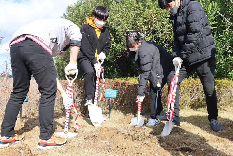 土を掘る学生達