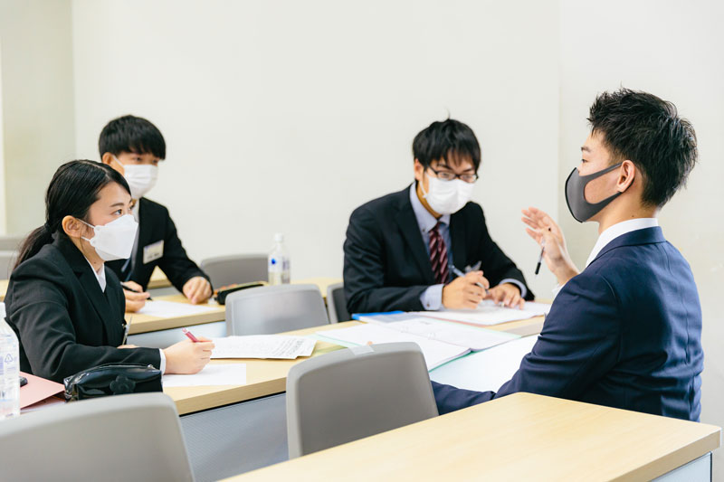 アドバイスを聞く学生達