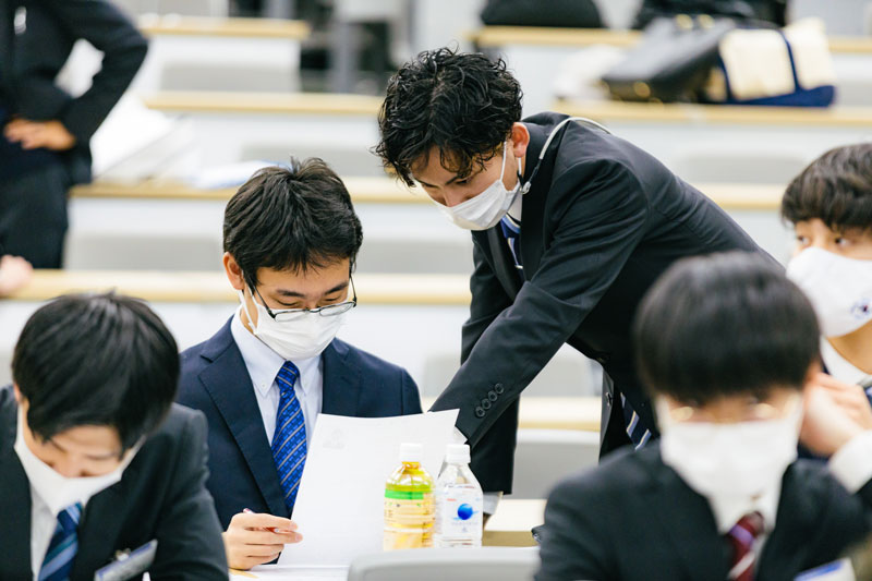 先輩からアドバイスを受ける学生