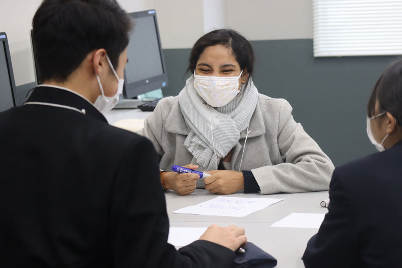 楽しそうに話す留学生と高校生