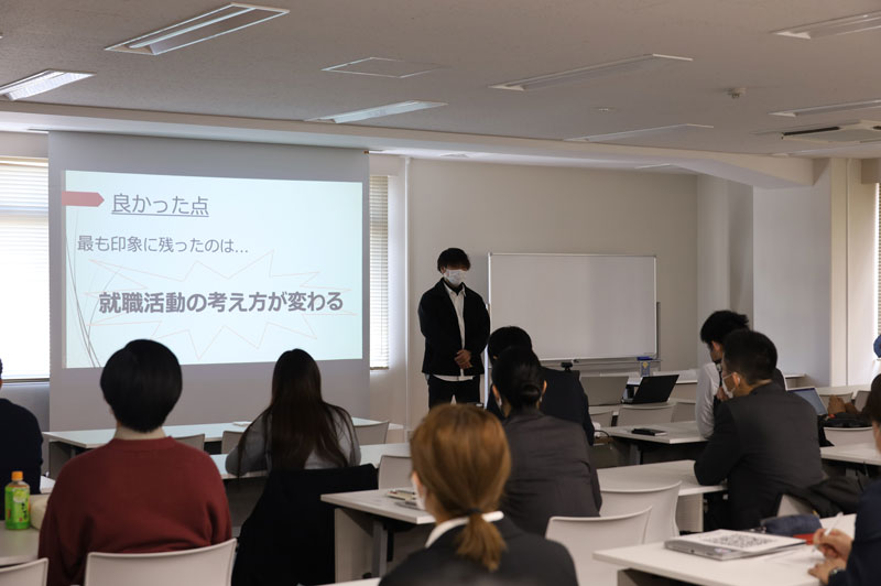 発表する学生