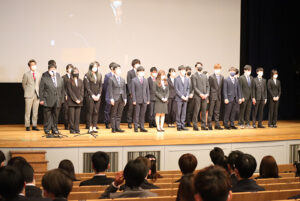 新入生が一人ずつ壇上で決意表明。入学式から初年次カリキュラムがスタート！