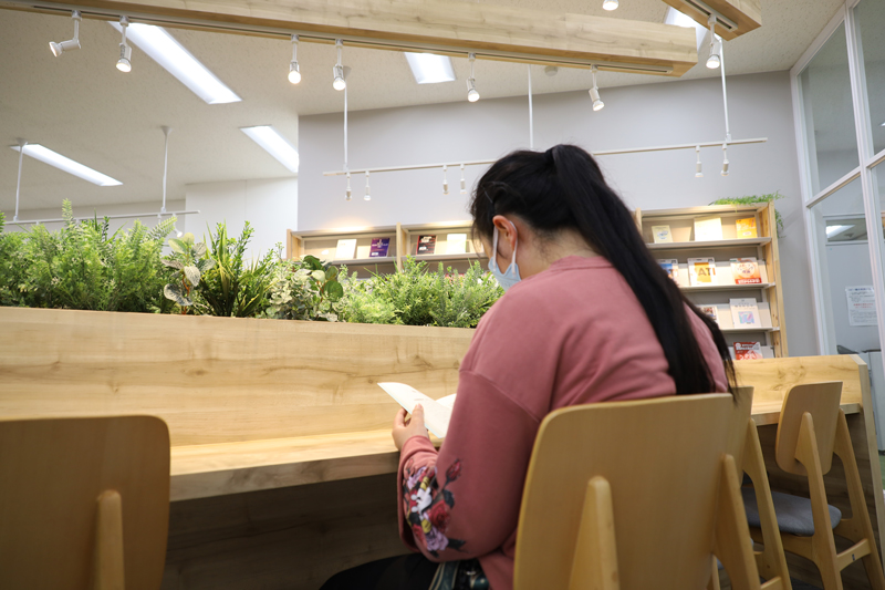 読書する女性