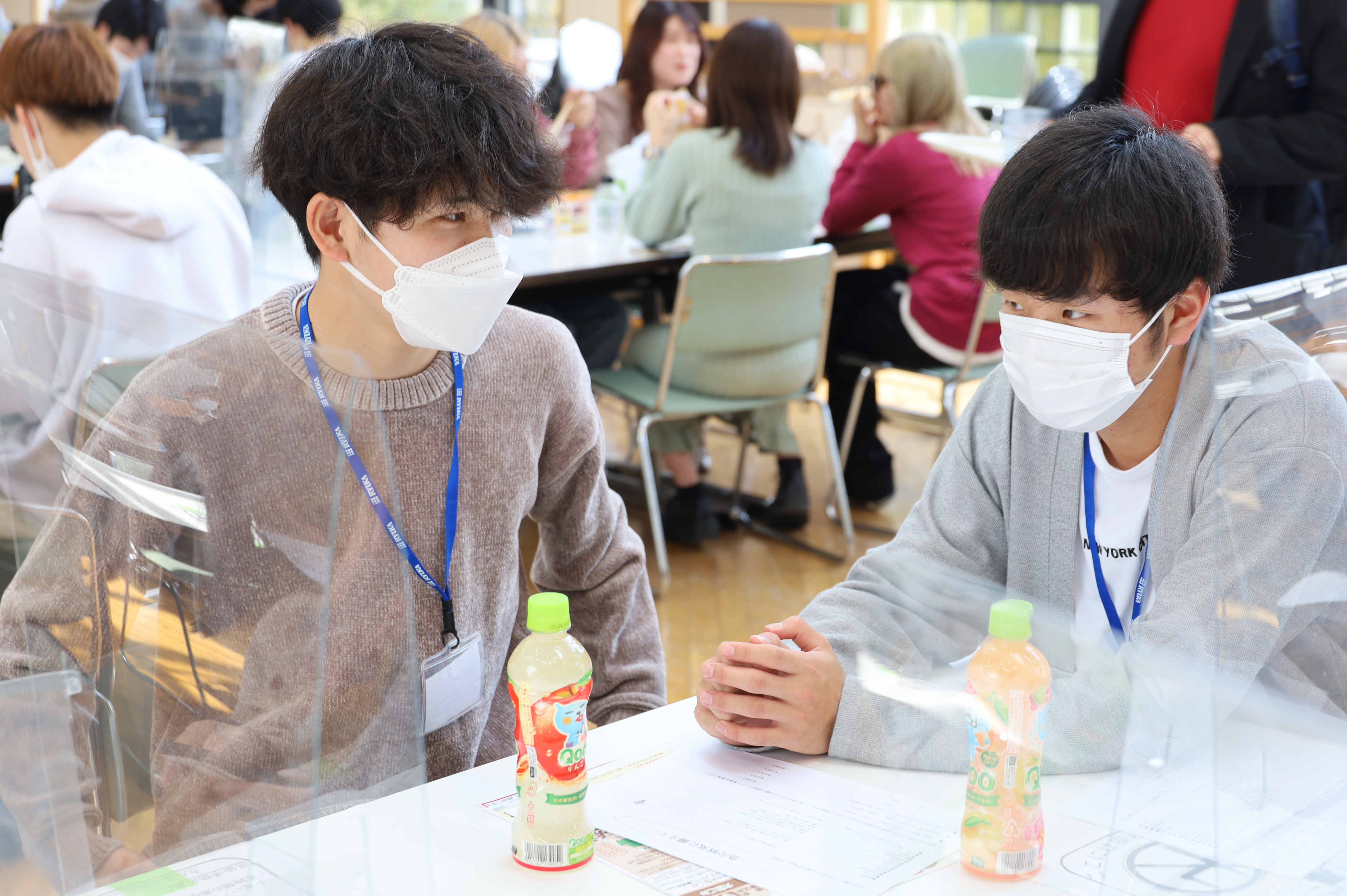 話をする学生たち