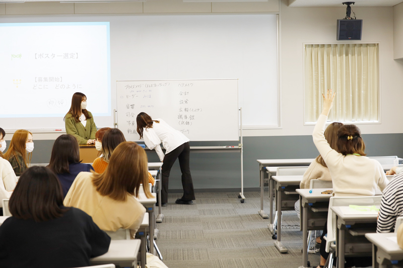 話し合う学生たち