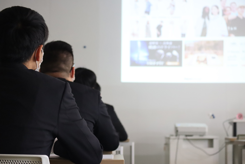 企業情報のスライドを見る学生