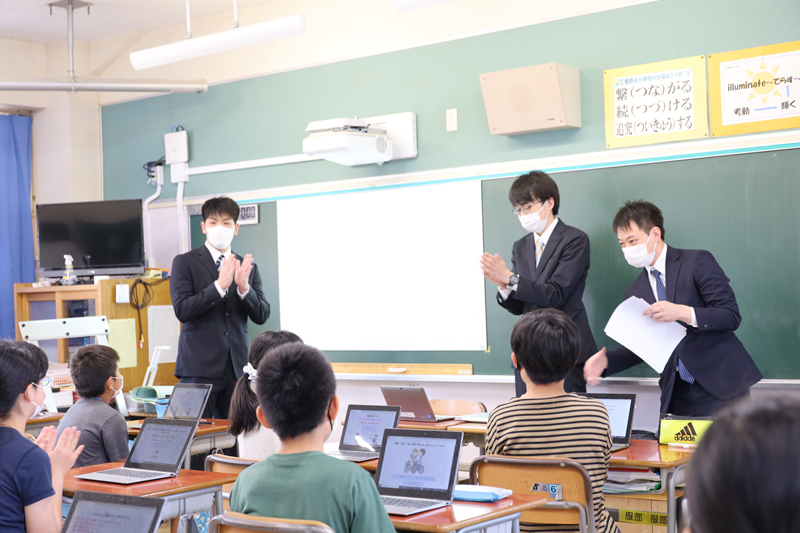 小学生たちと楽しみながら取り組む学生たちの様子