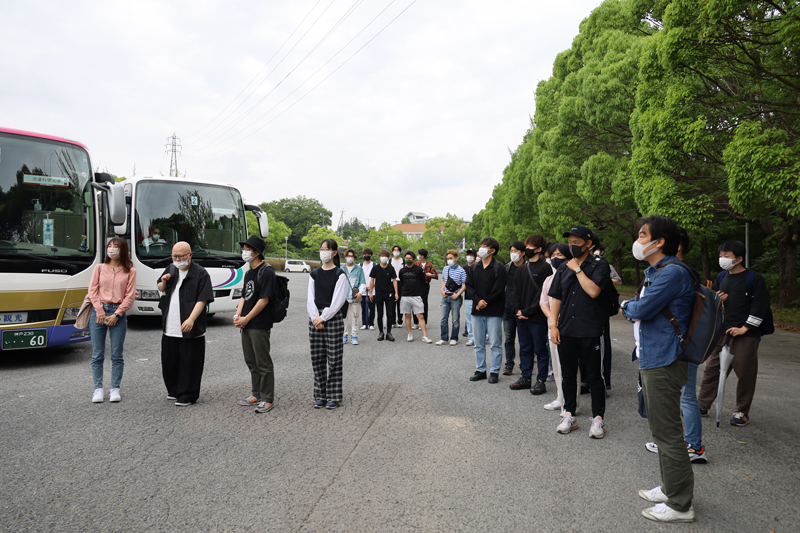 2台のバスで視察に向かう学生たち