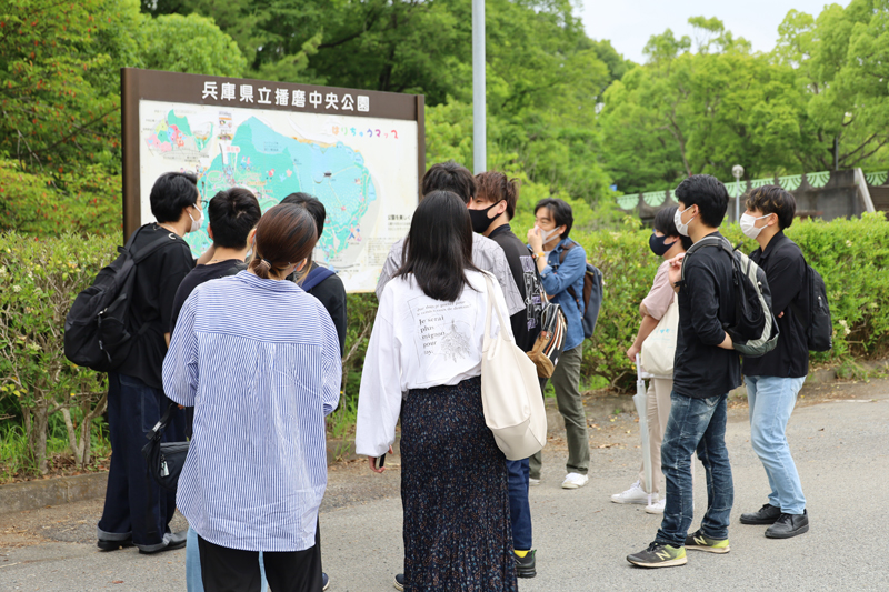 播磨中央公園のMAPを確認する学生たち