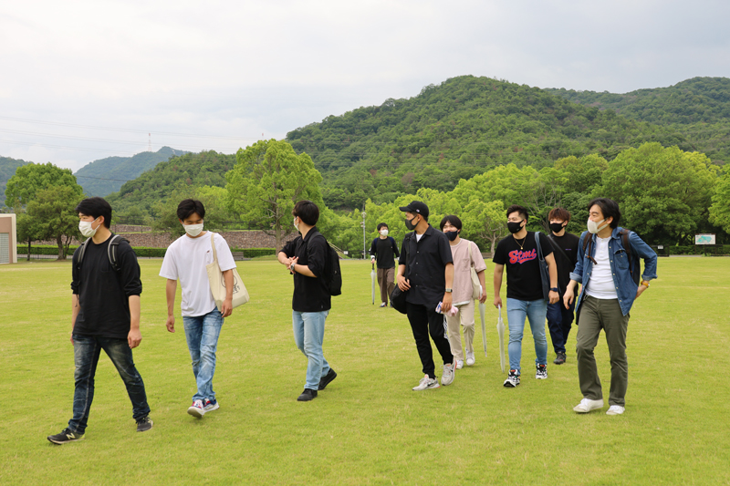 播磨中央公園を見学中の学生たち