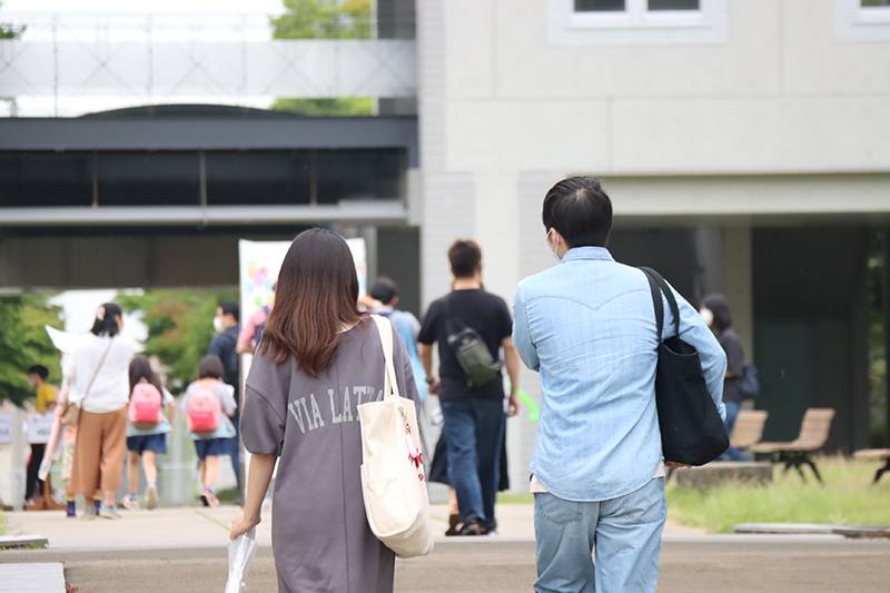 スタンプラリーで学内を回っている様子