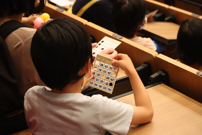 ビンゴを開ける子供