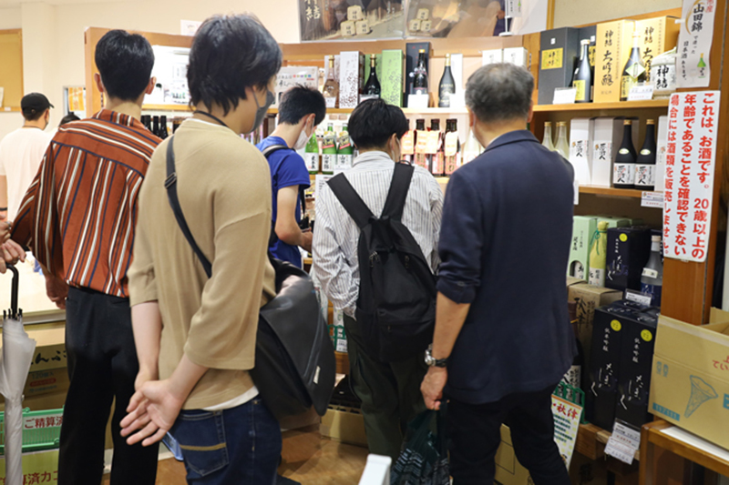 道の駅とうじょうで地場産品を見る学生たち