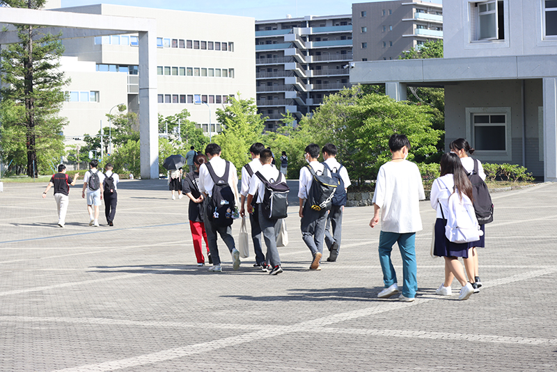 キャンパスを見学する様子