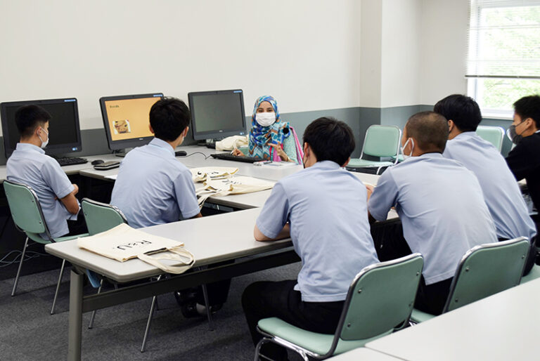 母国紹介に興味津々！ 村野工業高校の生徒と留学生が“英語”で交流のサムネイル