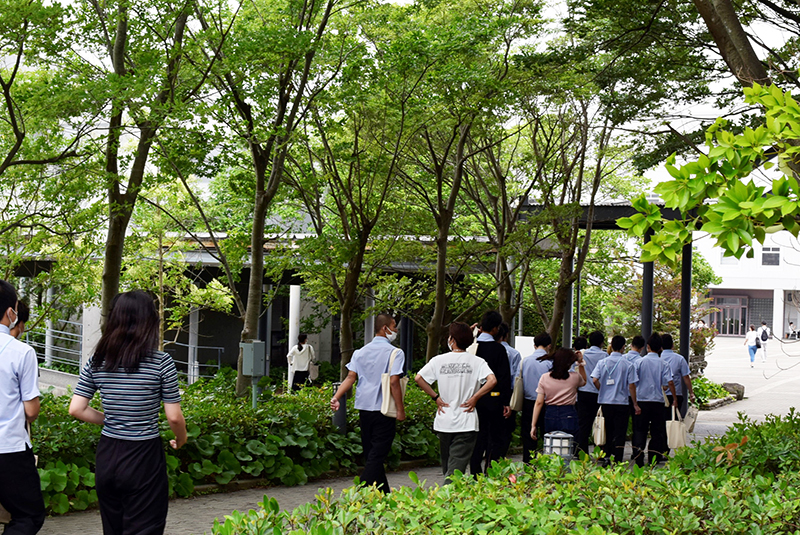 学内を見学中の高校生たち