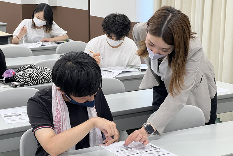 アドバイスをする講師の様子