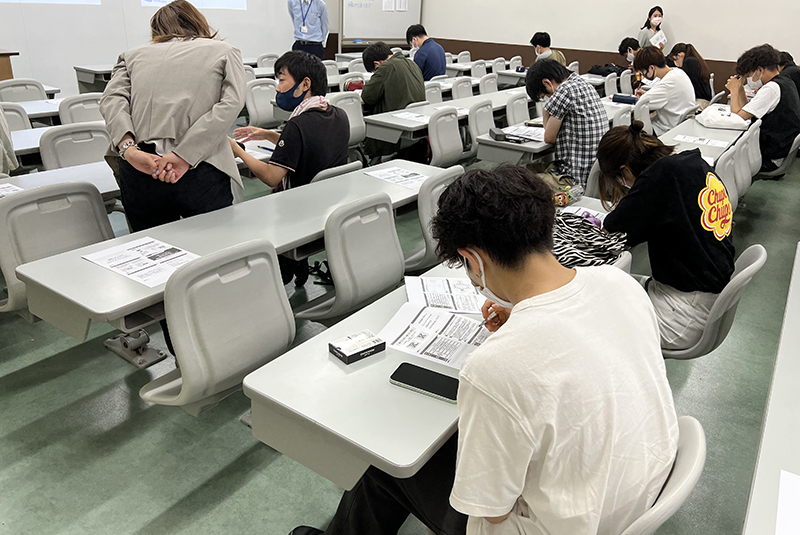 自己PRを作成する学生の様子