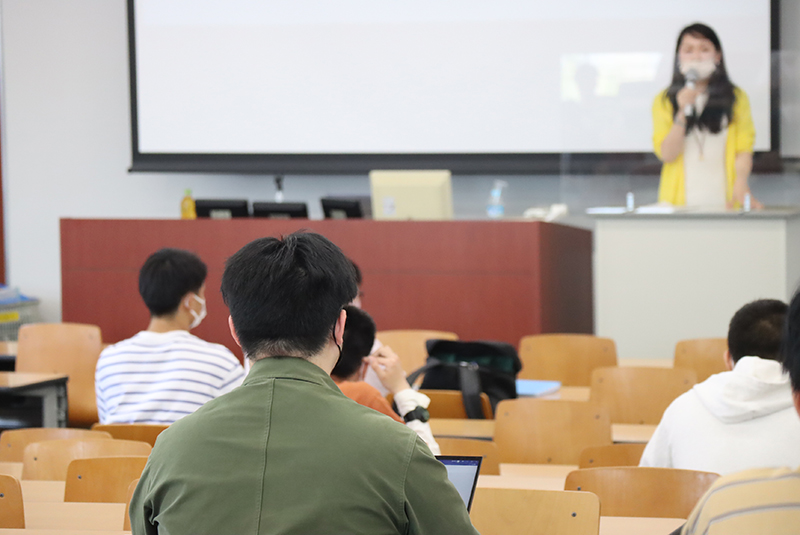 森氏の話を真剣に聞く学生たちの様子