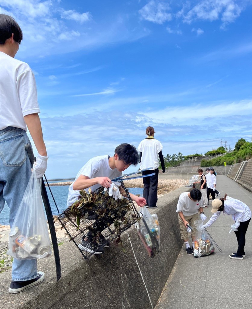 清掃活動をするランボラの学生たち