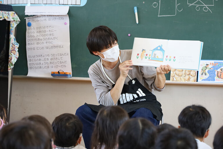 Libroの学生たちが幼稚園を訪問。『絵本の読み聞かせ』活動を実施のサムネイル