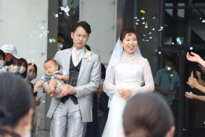 コロナ禍で叶わなかった結婚式が、“家族3人”での『キャンパスウェディング』へ