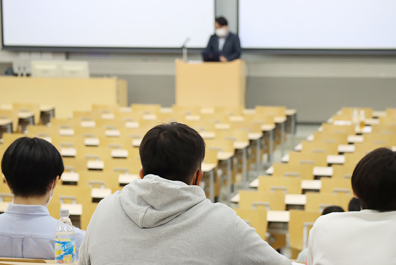 講義を聞く学生たち