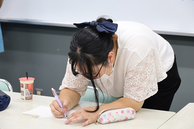 デザインを書く学生